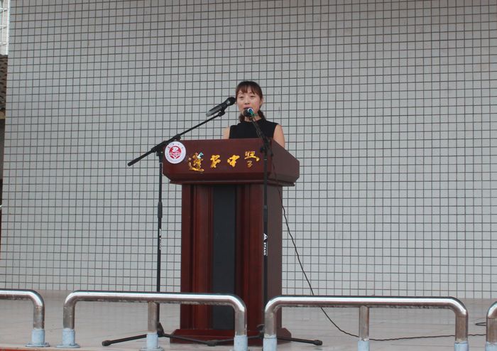 我校副校长姚妍岑作了讲话,她指出军训是同学们进入蓬安中学的重要的"